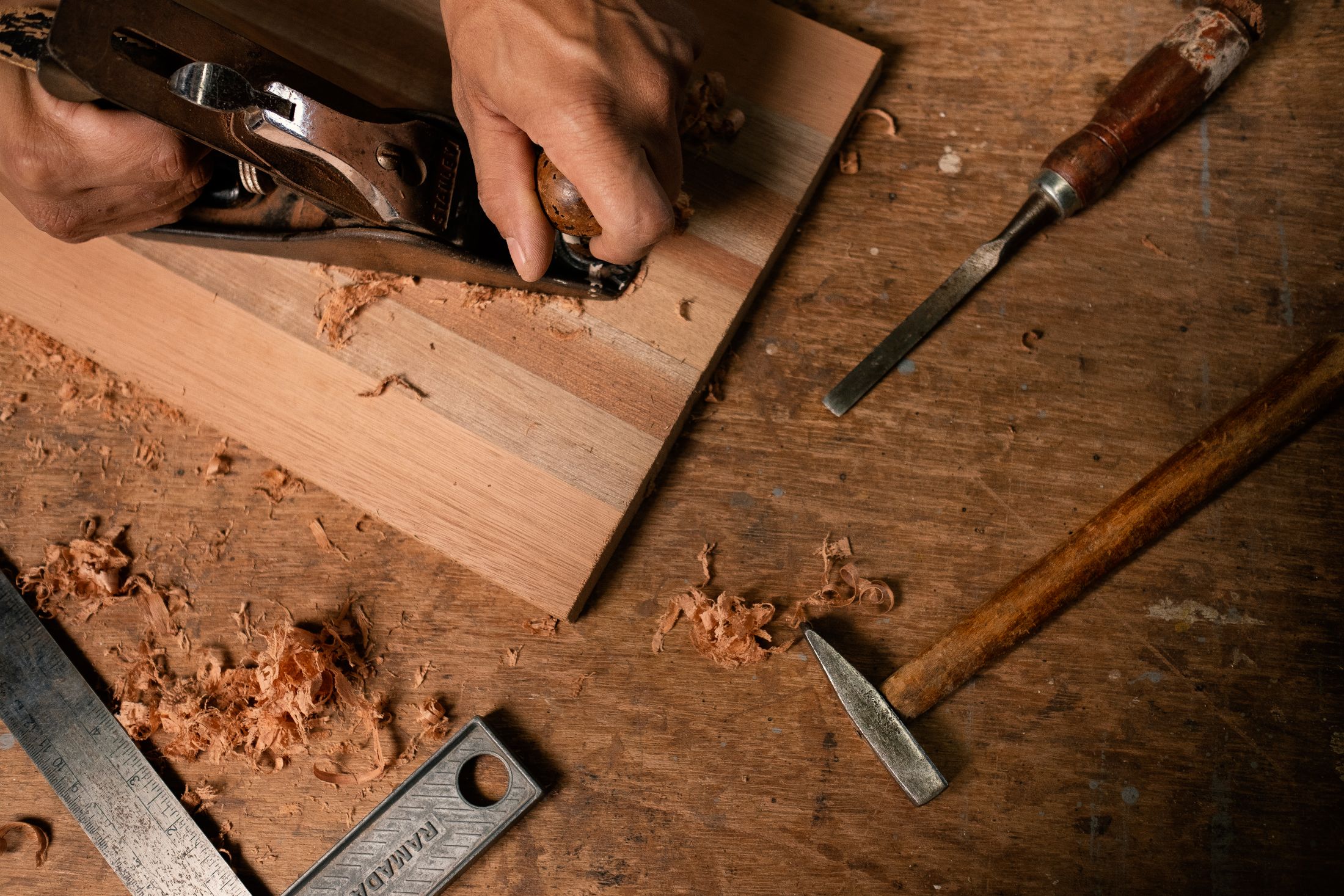Handarbeit am Holz
