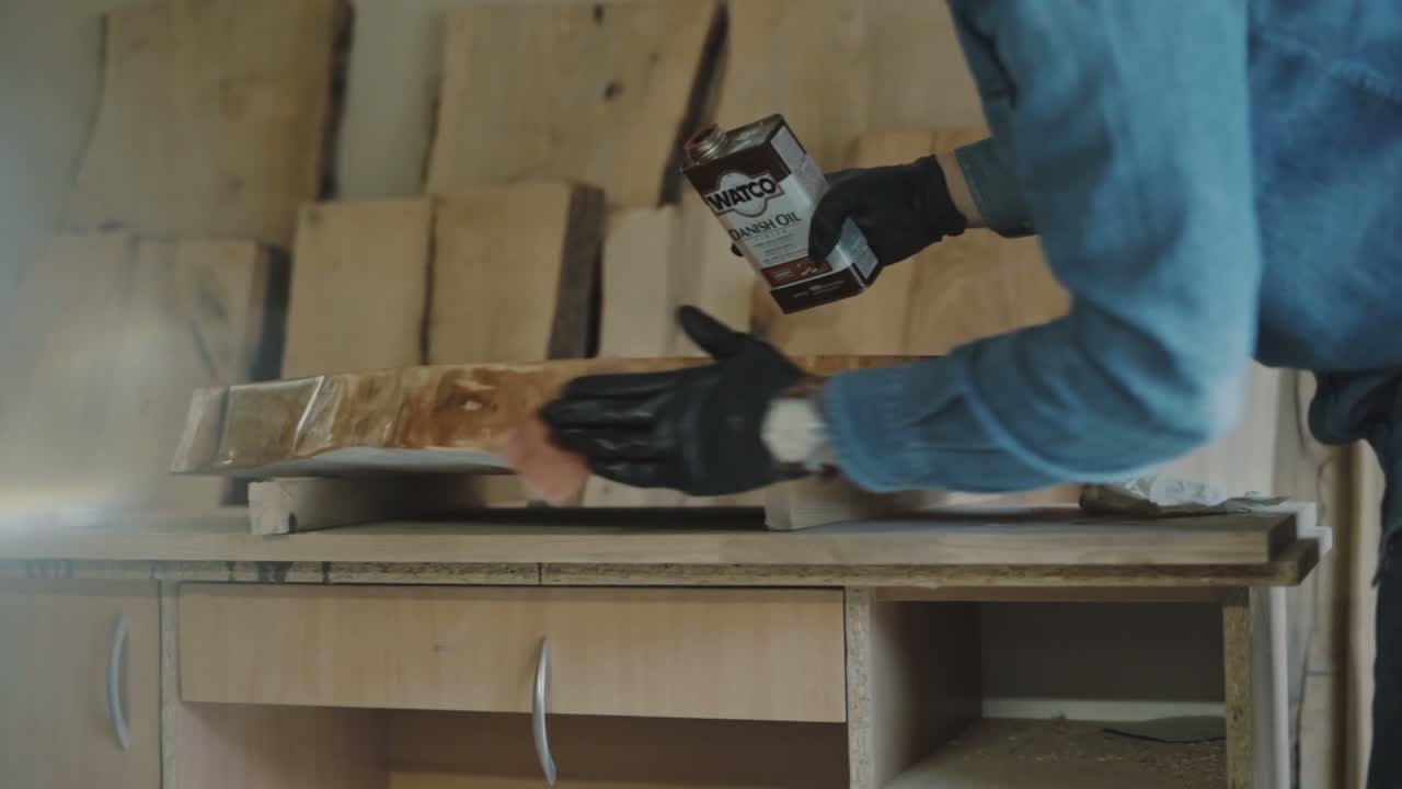 Öl wird auf eine massive Holzplatte aufgetragen